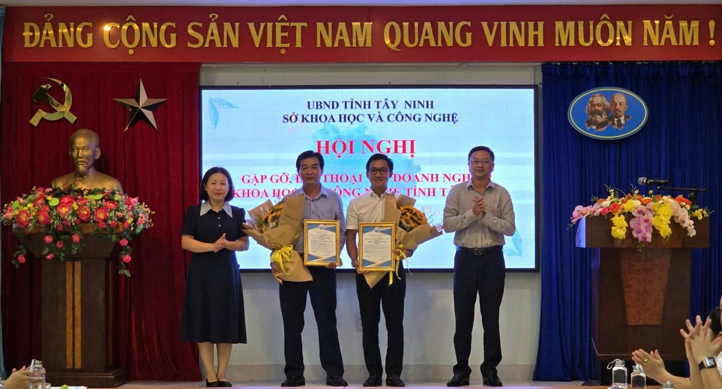 អង់គ្លេស៖ ព័ត៌មាន